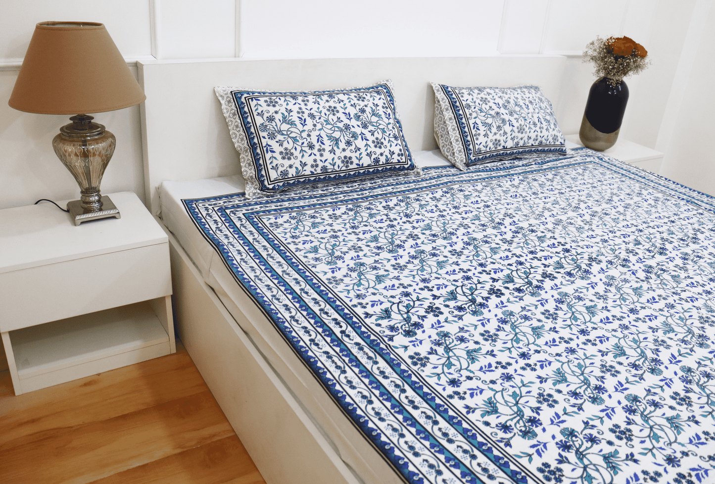 theindiglobal Handblock Cotton bedsheet for double bed (90 X 100 Inches) with 2 Reversible Pillow Covers, Kalamkari, 210 Threadcount (Blue